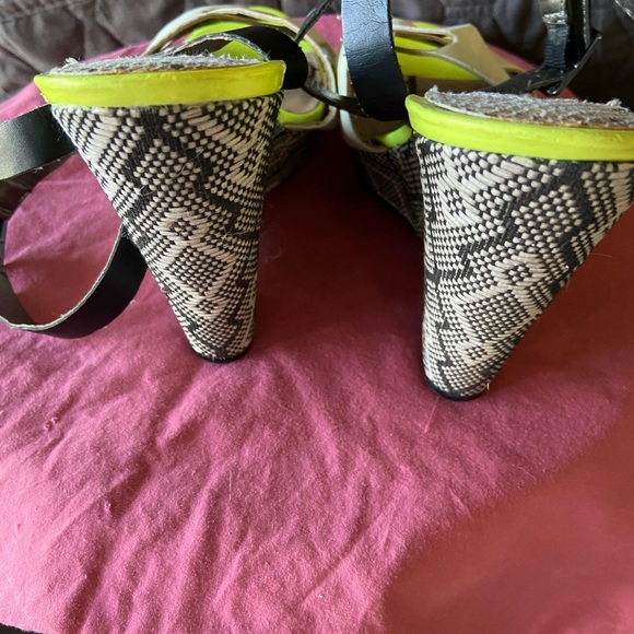 Sam & Libby color block wedge shoe with open toe with ankle strap size 9 - Picture 4 of 15